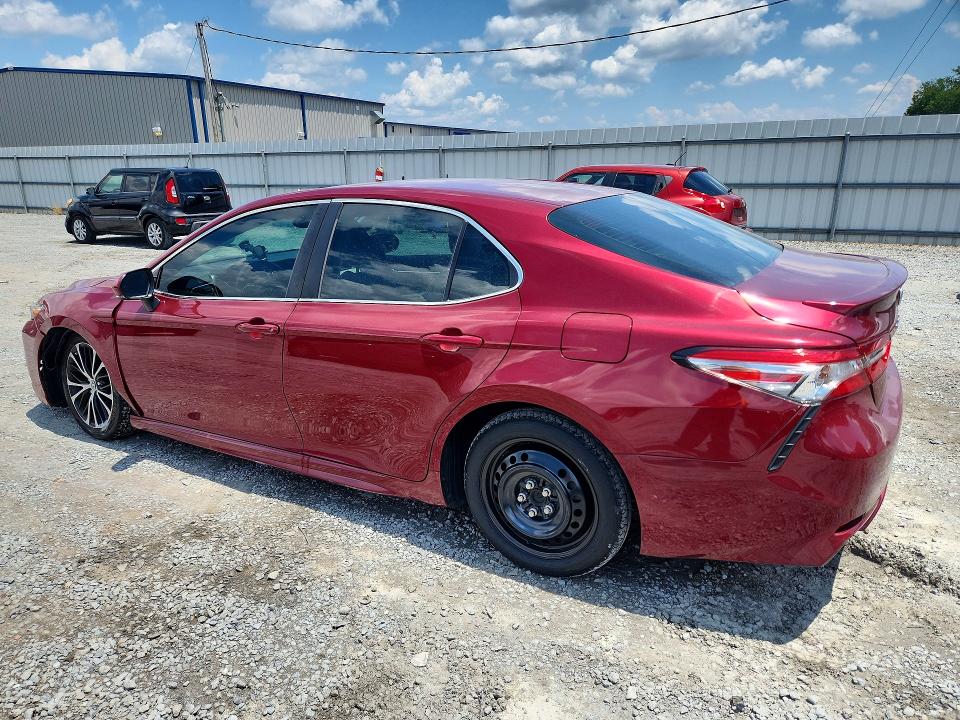 59770716 :رقم المزاد ، 4T1B11HK4JU552107 vin ، 2018 Toyota Camry مزاد بيع