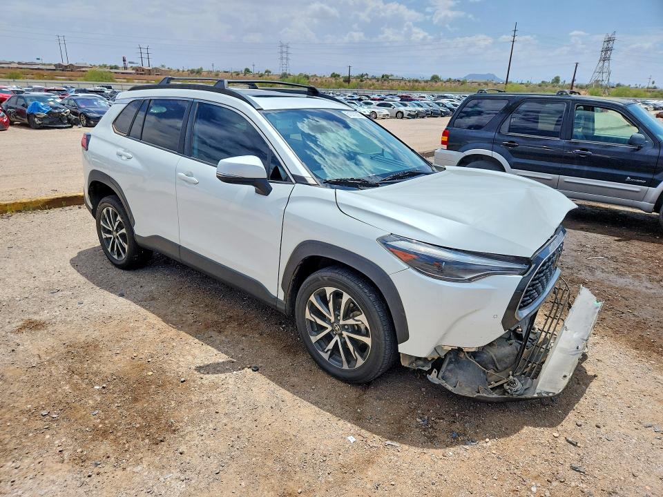 61377316 :رقم المزاد ، 7MUDAABG0NV022136 vin ، 2022 Toyota Corolla Cross مزاد بيع