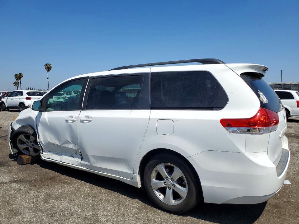 63141186 :رقم المزاد ، 5TDKK3DC4BS049095 vin ، 2011 Toyota Sienna مزاد بيع