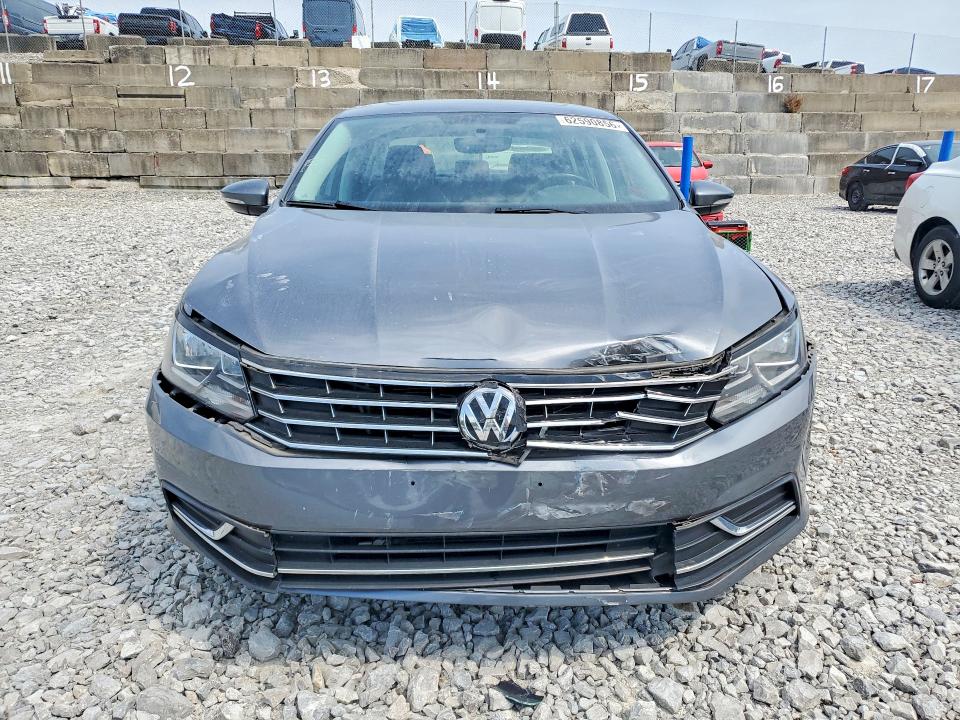 62590856 :رقم المزاد ، 1VWBT7A37HC073987 vin ، 2017 Volkswagen Passat مزاد بيع