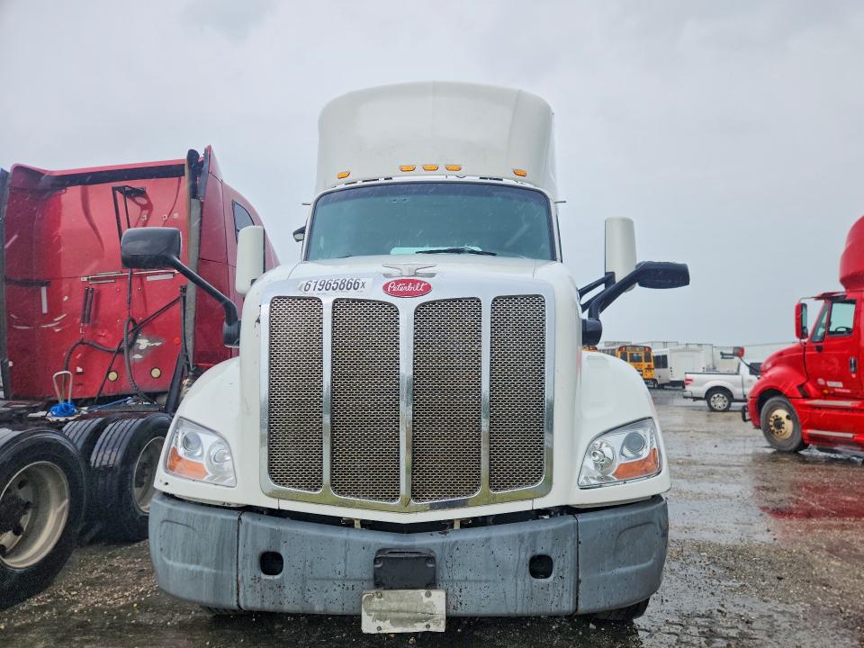 Продажа на аукционе авто 2016 Peterbilt 579, vin: 1XPBA48X2GD339858, номер лота: 61965866
