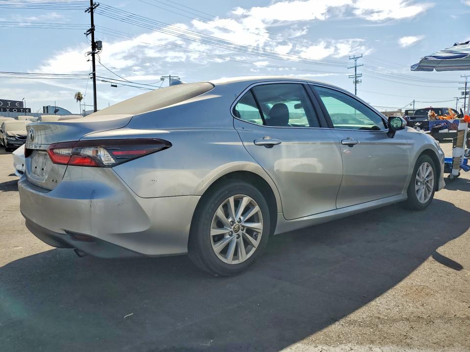 61055086 :رقم المزاد ، 4T1C11AK8NU631963 vin ، 2022 Toyota Camry مزاد بيع