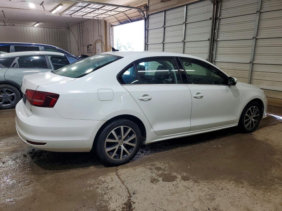 63173166 :رقم المزاد ، 3VWDB7AJ2HM295720 vin ، 2017 Volkswagen Jetta مزاد بيع