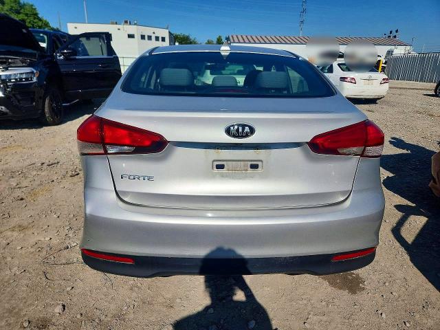 62400906 :رقم المزاد ، 3KPFL4A77JE263275 vin ، 2018 Kia Forte مزاد بيع