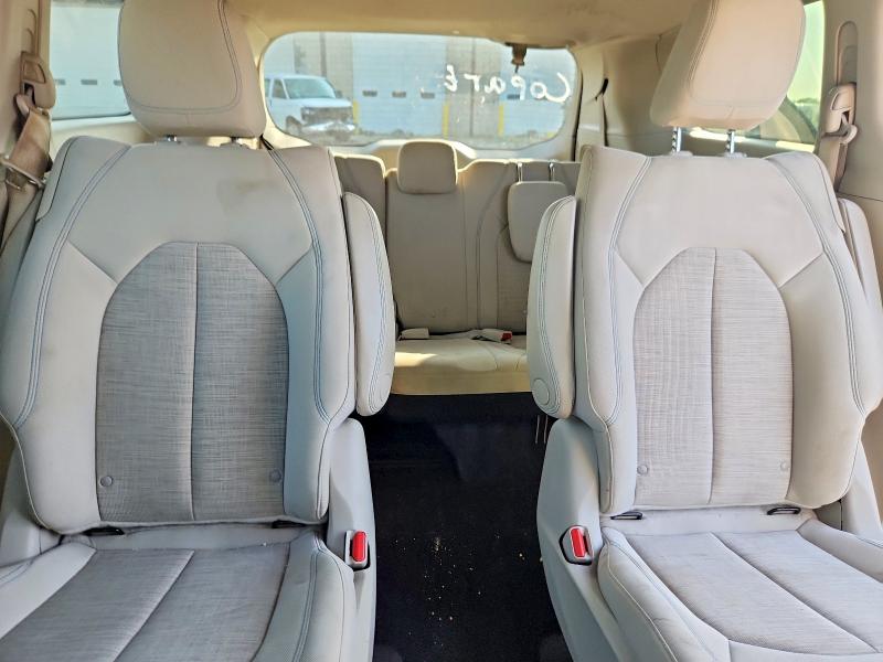 60665736 :رقم المزاد ، 2C4RC1H72HR500703 vin ، 2017 Chrysler Pacifica مزاد بيع