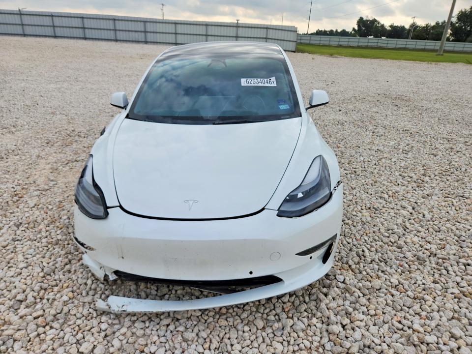 62534046 :رقم المزاد ، 5YJ3E1EB3NF107275 vin ، 2022 Tesla Model 3 مزاد بيع