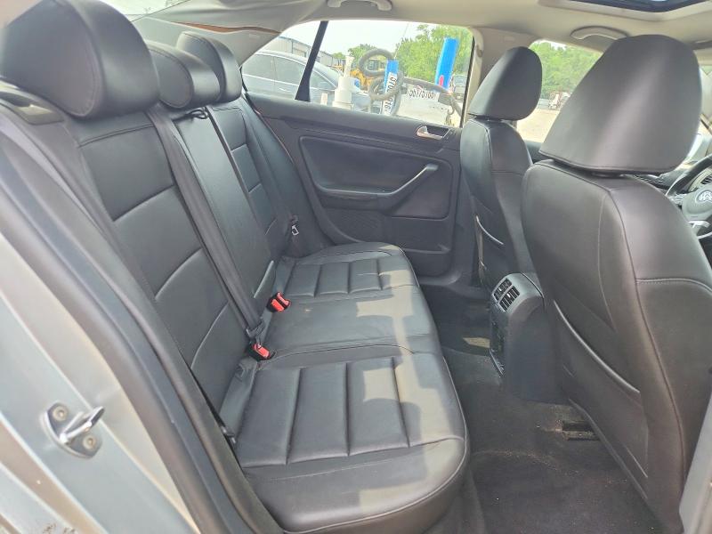 2010 Volkswagen Jetta მანქანა იყიდება აუქციონზე, vin: 3VWRL7AJ5AM043811, აუქციონის ნომერი: 62601356