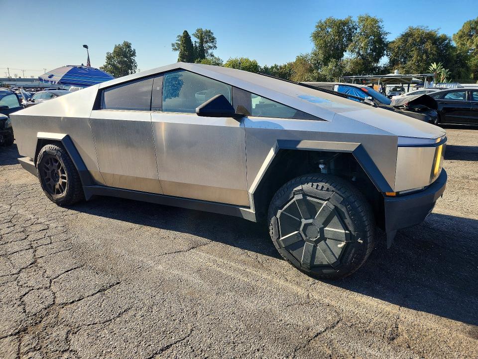 60821896 :رقم المزاد ، 7G2CEHED4RA039711 vin ، 2024 Tesla Cybertruck مزاد بيع
