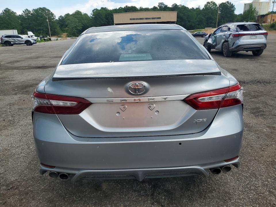 61548066 :رقم المزاد ، 4T1B61HK2JU136400 vin ، 2018 Toyota Camry مزاد بيع