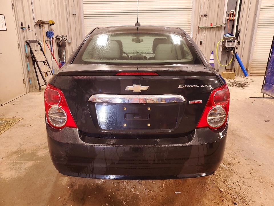 62721356 :رقم المزاد ، 1G1JE5SB1F4107912 vin ، 2015 Chevrolet Sonic مزاد بيع