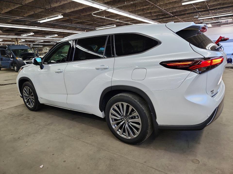Продажа на аукционе авто 2025 Toyota Highlander Hybrid, vin: 5TDKBRCH8SS648596, номер лота: 61212676