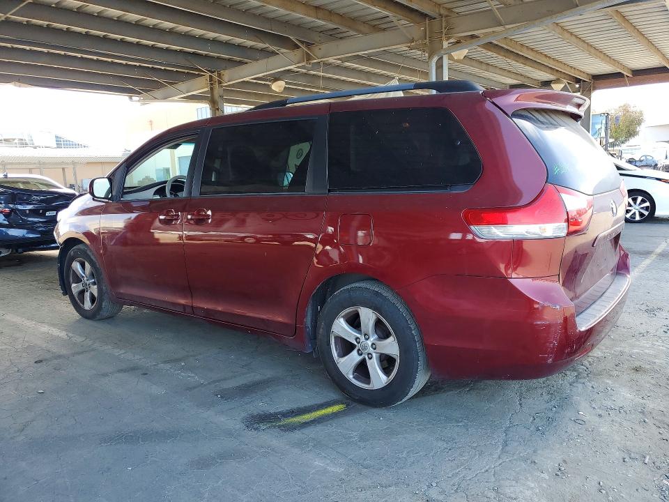 61549146 :رقم المزاد ، 5TDKK3DC3ES526684 vin ، 2014 Toyota Sienna مزاد بيع