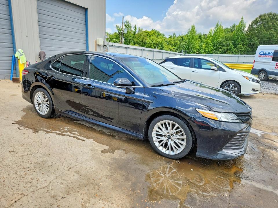 62050286 :رقم المزاد ، 4T1B11HK1JU517802 vin ، 2018 Toyota Camry مزاد بيع
