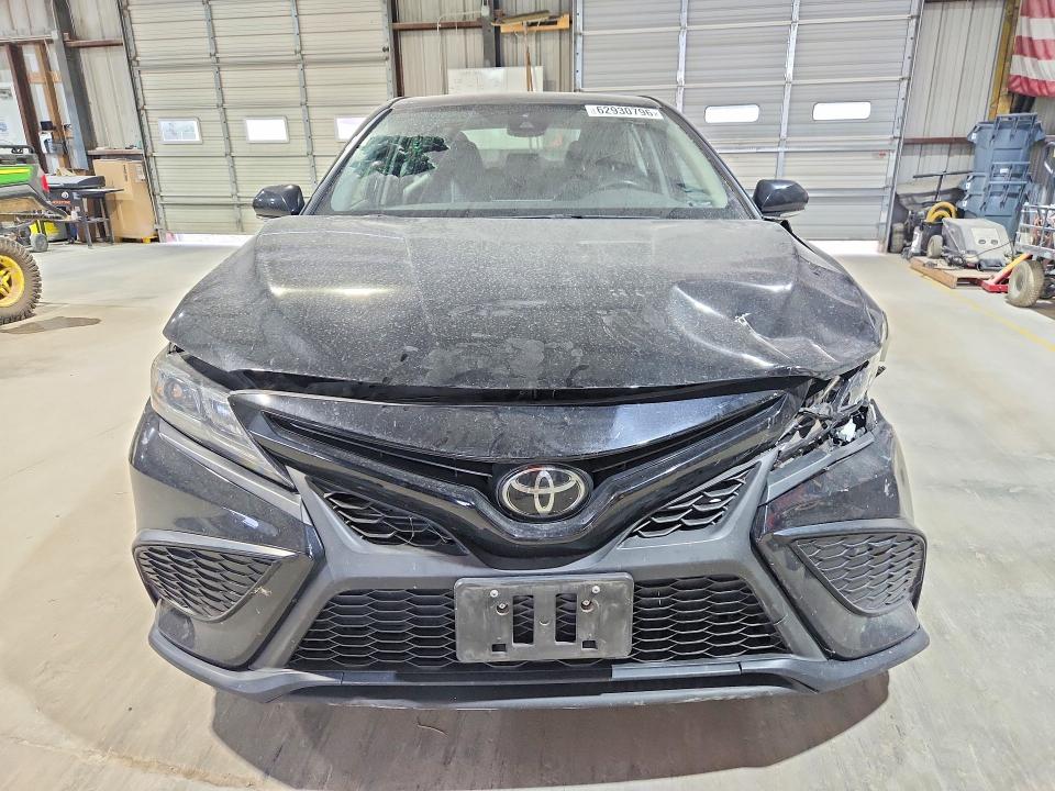 62930796 :رقم المزاد ، 4T1G11BK6NU069318 vin ، 2022 Toyota Camry مزاد بيع