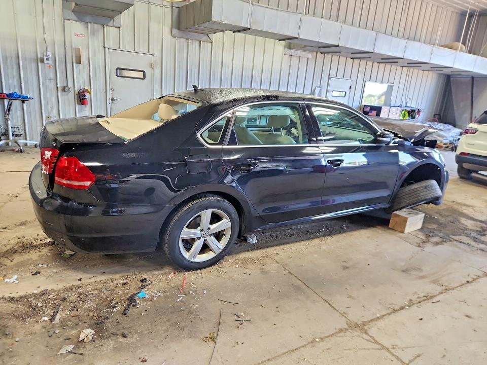 61851476 :رقم المزاد ، 1VWAS7A33FC111761 vin ، 2015 Volkswagen Passat مزاد بيع