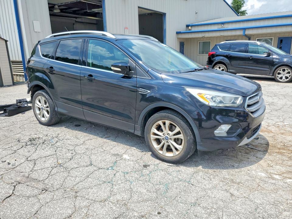 62125796 :رقم المزاد ، 1FMCU9J91HUD37442 vin ، 2017 Ford Escape مزاد بيع