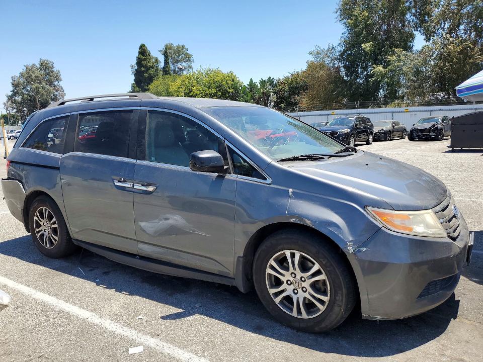 60501796 :رقم المزاد ، 5FNRL5H63BB085358 vin ، 2011 Honda Odyssey مزاد بيع