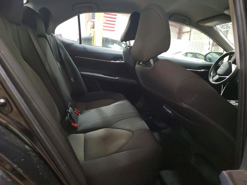 60617826 :رقم المزاد ، 4T1C11AK8NU030648 vin ، 2022 Toyota Camry مزاد بيع