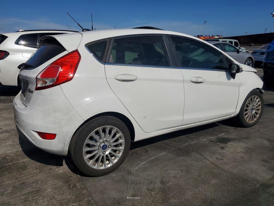 60845646 :رقم المزاد ، 3FADP4FJ1FM196935 vin ، 2015 Ford Fiesta مزاد بيع