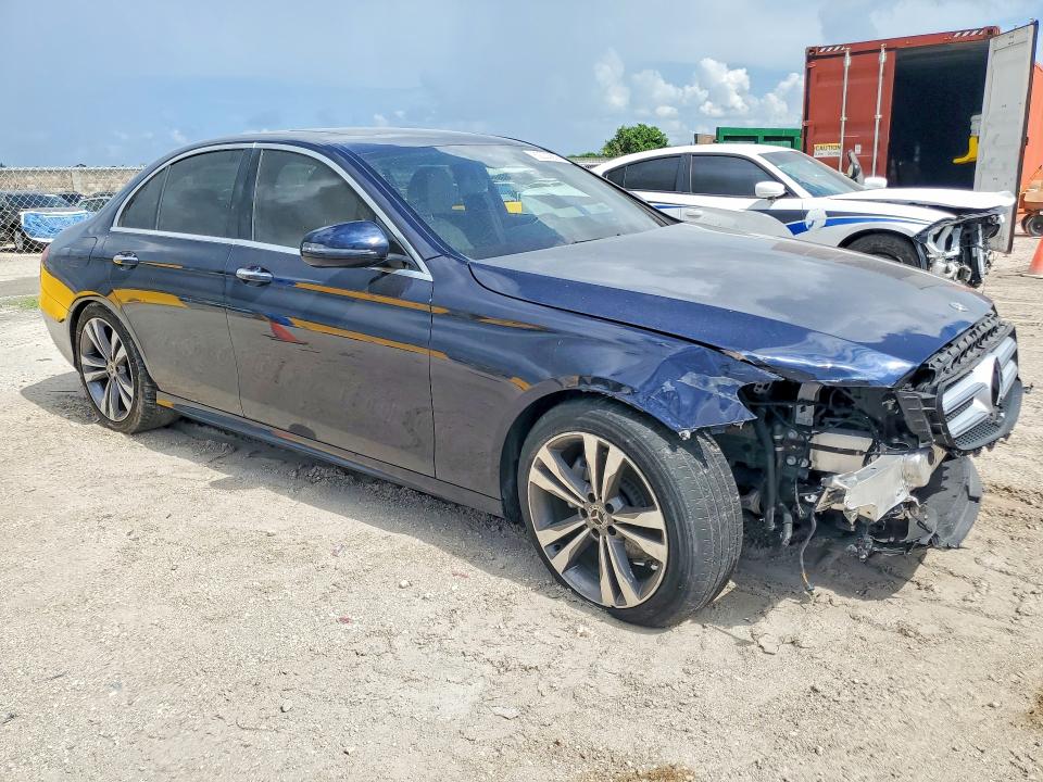 62233856 :رقم المزاد ، WDDZF4JB5JA390768 vin ، 2018 Mercedes-benz E مزاد بيع