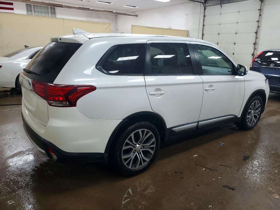 61005706 :رقم المزاد ، JA4AD3A37HZ005491 vin ، 2017 Mitsubishi Outlander مزاد بيع