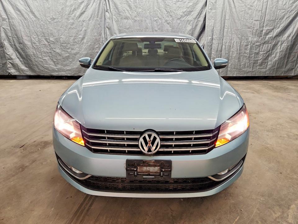 61445686 :رقم المزاد ، 1VWCN7A38DC061839 vin ، 2013 Volkswagen Passat مزاد بيع