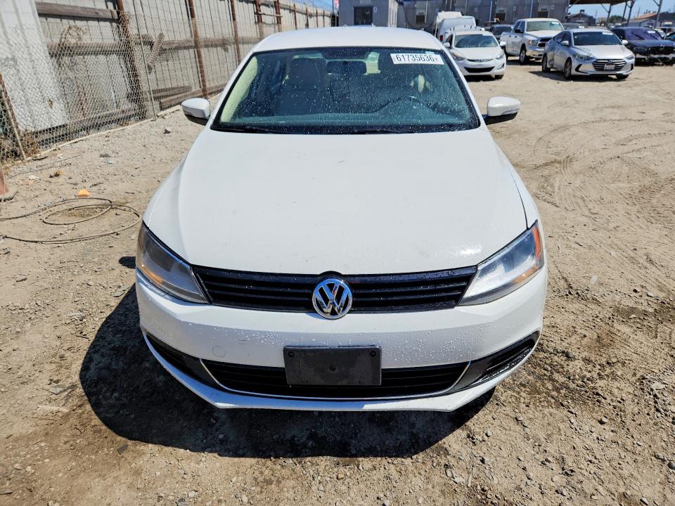 61735636 :رقم المزاد ، 3VWDP7AJ5DM450823 vin ، 2013 Volkswagen Jetta مزاد بيع
