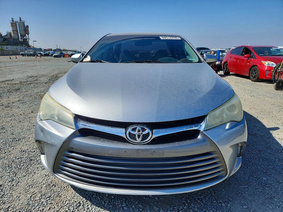 60512496 :رقم المزاد ، 4T4BF1FK4FR500929 vin ، 2015 Toyota Camry مزاد بيع