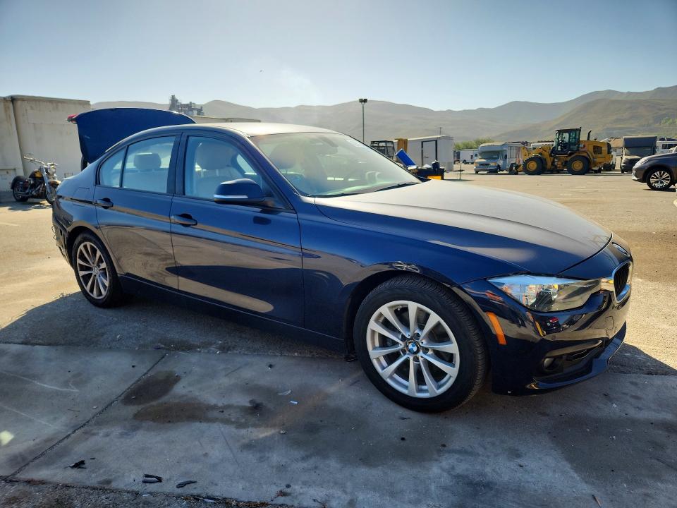 62673246 :رقم المزاد ، WBA8E1G3XHNU18751 vin ، 2017 Bmw 320 مزاد بيع