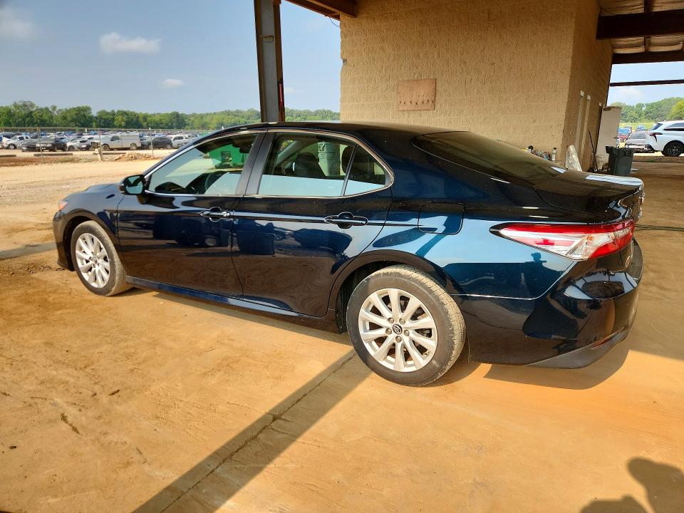 61737126 :رقم المزاد ، 4T1B11HK1JU622663 vin ، 2018 Toyota Camry مزاد بيع