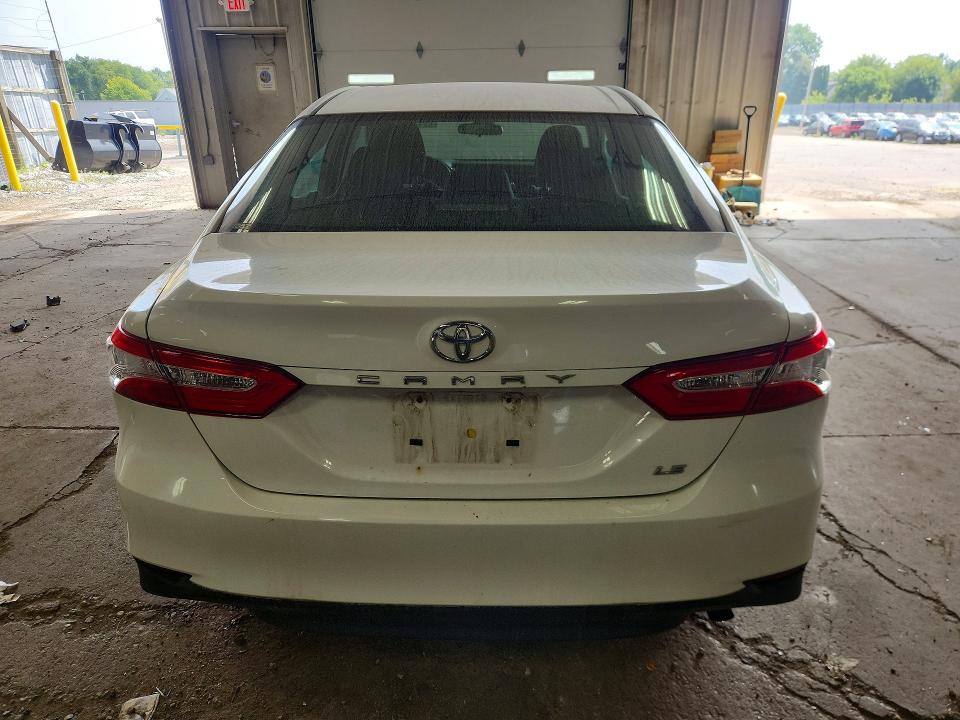 62170656 :رقم المزاد ، 4T1B11HK7JU086544 vin ، 2018 Toyota Camry مزاد بيع