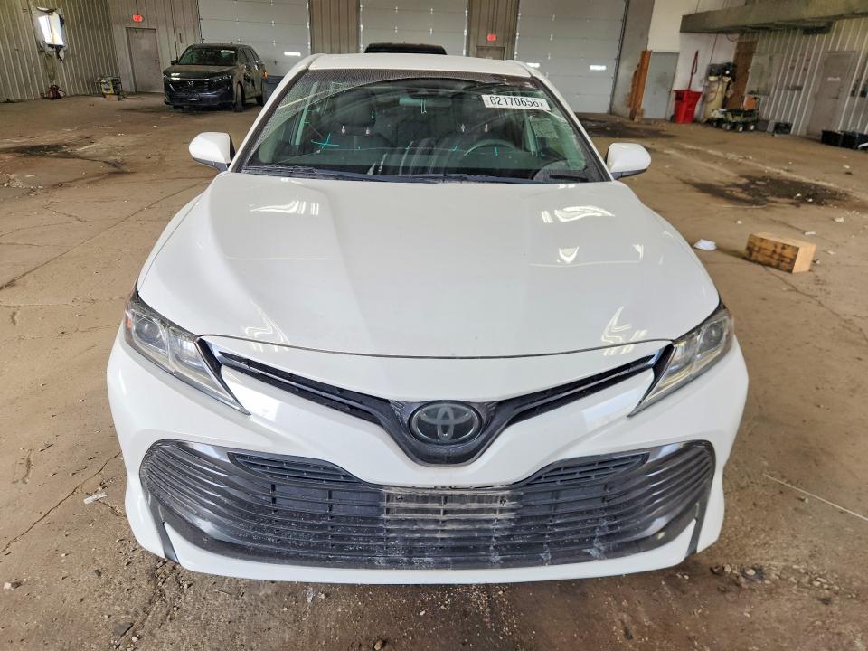 62170656 :رقم المزاد ، 4T1B11HK7JU086544 vin ، 2018 Toyota Camry مزاد بيع
