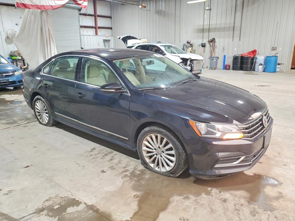 60668206 :رقم المزاد ، 1VWBT7A37HC069731 vin ، 2017 Volkswagen Passat مزاد بيع