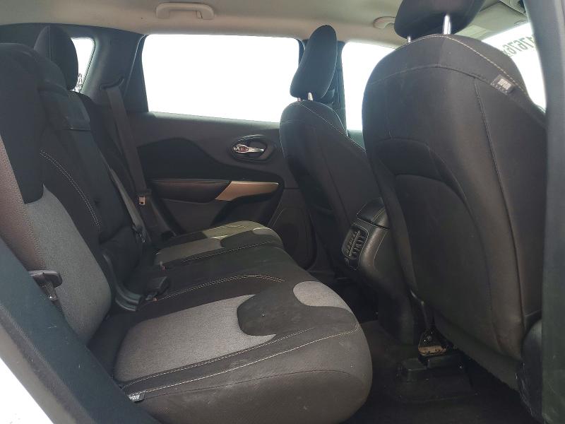 62617676 :رقم المزاد ، 1C4PJLCB4JD596900 vin ، 2018 Jeep Cherokee مزاد بيع