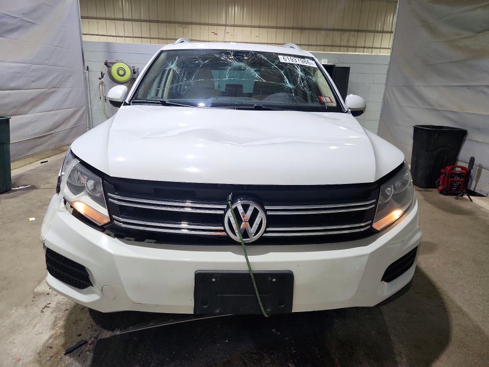 61937986 :رقم المزاد ، WVGSV7AX0HK012479 vin ، 2017 Volkswagen Tiguan مزاد بيع