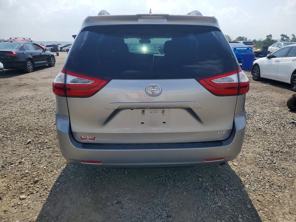 59707316 :رقم المزاد ، 5TDYZ3DC2JS910813 vin ، 2018 Toyota Sienna مزاد بيع