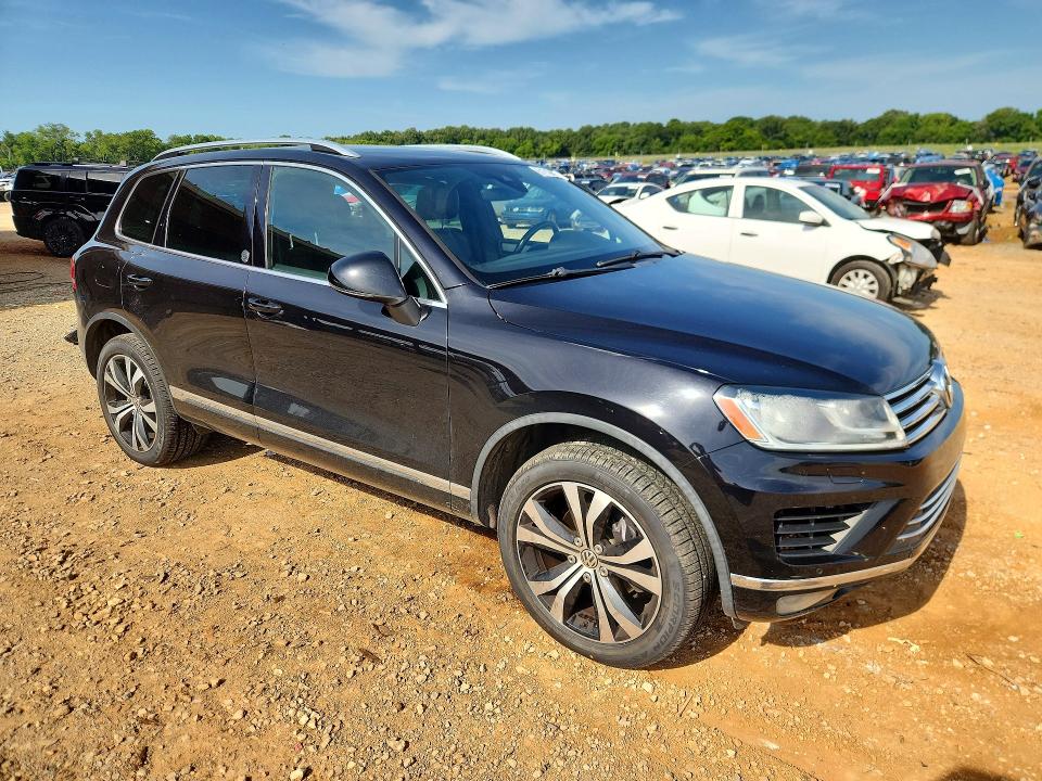 61713686 :رقم المزاد ، WVGRF7BP8HD004466 vin ، 2017 Volkswagen Tiguan مزاد بيع