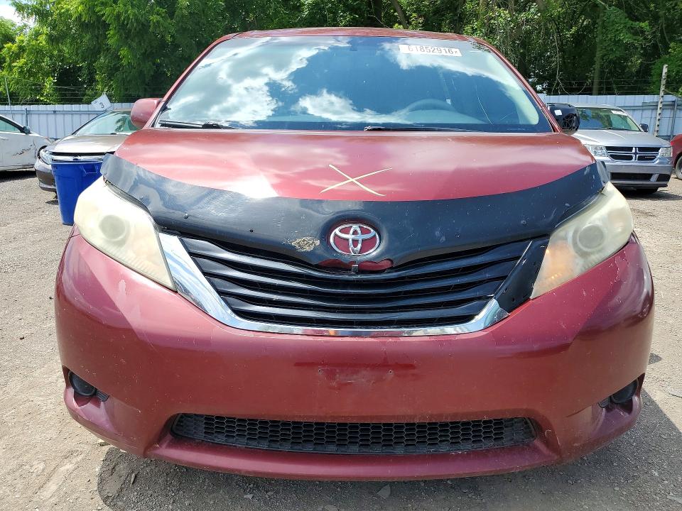 61852916 :رقم المزاد ، 5TDKK3DC2BS070351 vin ، 2011 Toyota Sienna مزاد بيع