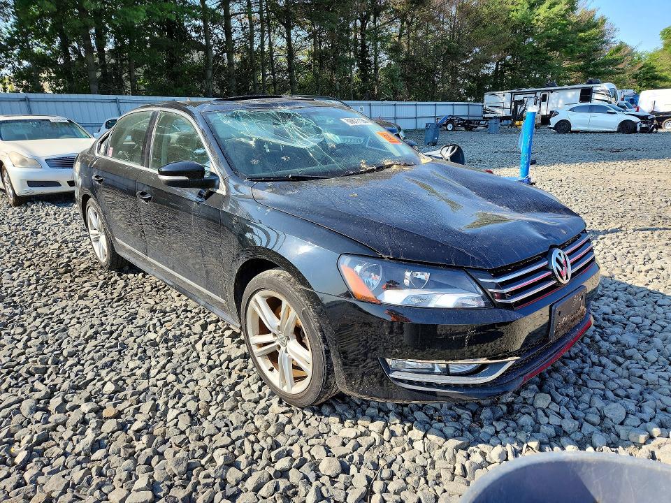 60677136 :رقم المزاد ، 1VWBT7A38FC003184 vin ، 2015 Volkswagen Passat مزاد بيع