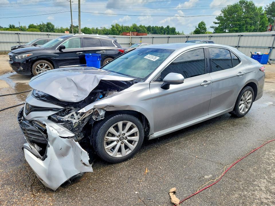 61023476 :رقم المزاد ، 4T1B11HK7JU145544 vin ، 2018 Toyota Camry مزاد بيع
