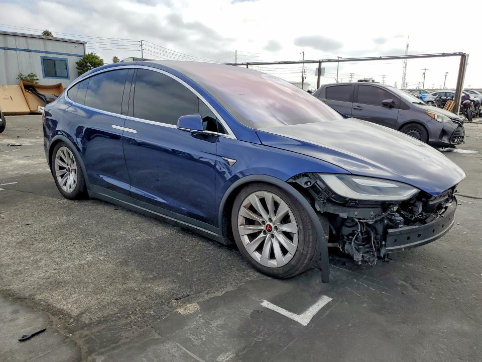 60527906 :رقم المزاد ، 5YJXCDE26HF070168 vin ، 2017 Tesla Model X مزاد بيع