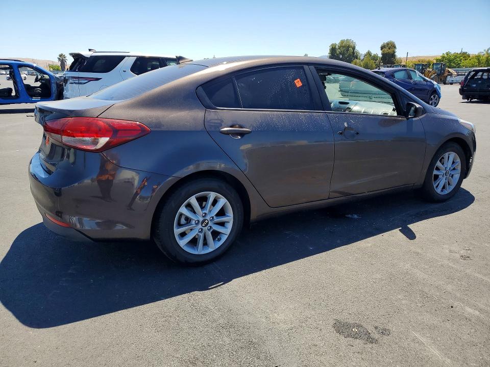 62671186 :رقم المزاد ، 3KPFL4A79HE005723 vin ، 2017 Kia Forte مزاد بيع
