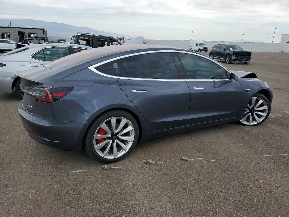 61928696 :رقم المزاد ، 5YJ3E1EB7JF151418 vin ، 2018 Tesla Model 3 مزاد بيع