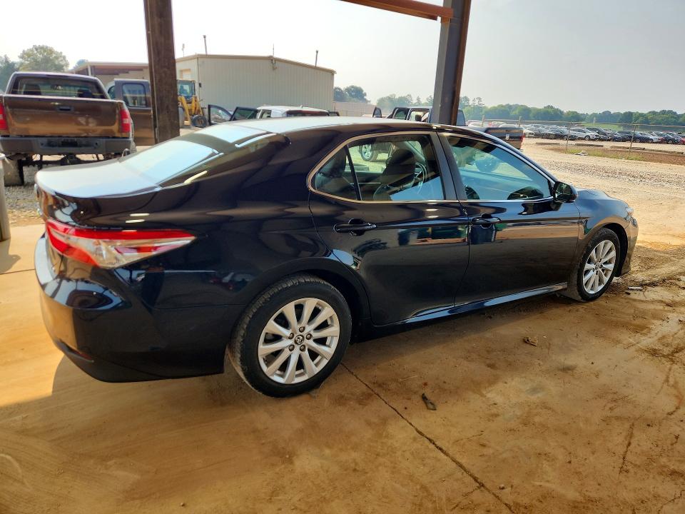 61737126 :رقم المزاد ، 4T1B11HK1JU622663 vin ، 2018 Toyota Camry مزاد بيع