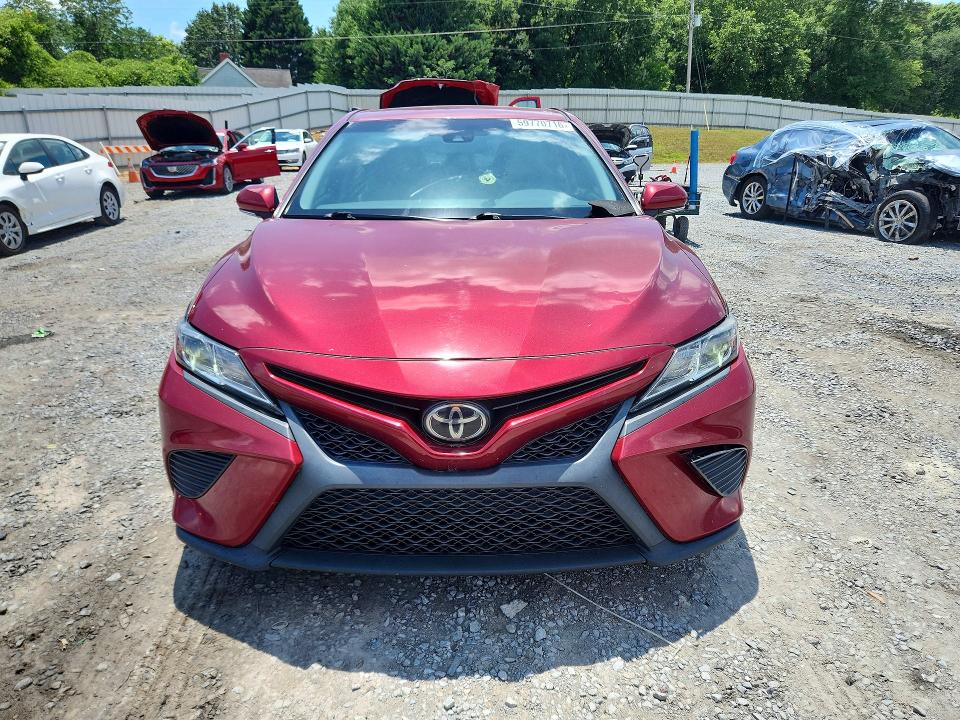 59770716 :رقم المزاد ، 4T1B11HK4JU552107 vin ، 2018 Toyota Camry مزاد بيع