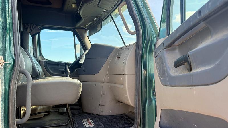 2015 Freightliner Cascadia 125 მანქანა იყიდება აუქციონზე, vin: 3AKJGLD65FSGC4864, აუქციონის ნომერი: 63187276