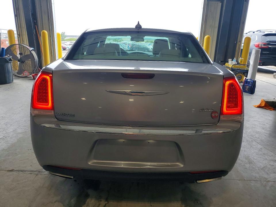 62247426 :رقم المزاد ، 2C3CCAAG8FH735887 vin ، 2015 Chrysler 300 مزاد بيع
