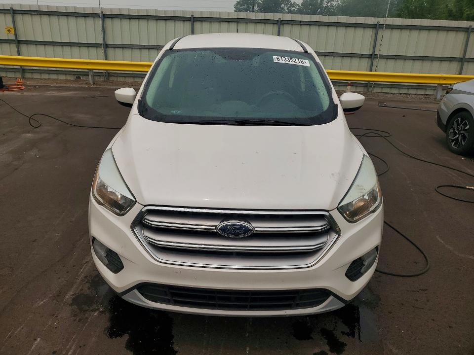 61335216 :رقم المزاد ، 1FMCU0GD7HUD18403 vin ، 2017 Ford Escape مزاد بيع