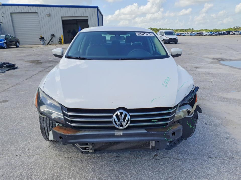 62026016 :رقم المزاد ، 1VWAT7A3XFC005918 vin ، 2015 Volkswagen Passat مزاد بيع