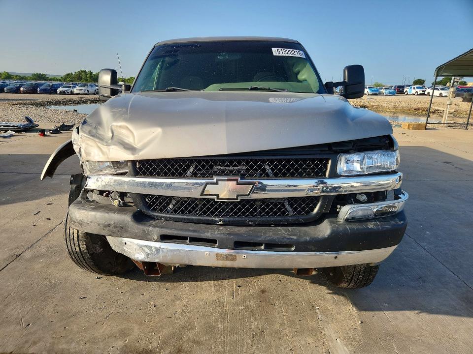 61320216 :رقم المزاد ، 1GCHC23102F216103 vin ، 2002 Chevrolet Silverado مزاد بيع